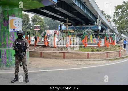 Srinagar, Inde. 19 septembre 2024. Un soldat paramilitaire est en alerte lors d'un rassemblement politique du premier ministre indien Narendra Modi, à l'approche des élections de l'Assemblée d'État à Srinagar. Alors que la course électorale s'intensifie au Jammu-et-Cachemire, le premier ministre indien Narendra Modi a organisé un rassemblement politique à Srinagar avant la deuxième phase des élections de l'Assemblée, prévue pour septembre 25 juste après la fin de la première phase du scrutin. (Photo de Saqib Majeed/SOPA images/Sipa USA) crédit : Sipa USA/Alamy Live News Banque D'Images