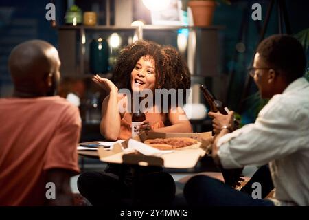 Heureux amis, bière et gens d'affaires parlent à la fête de bureau pour célébrer Octoberfest. Alcool, boisson ou groupe africain mangeant de la pizza ou de la nourriture à social Banque D'Images