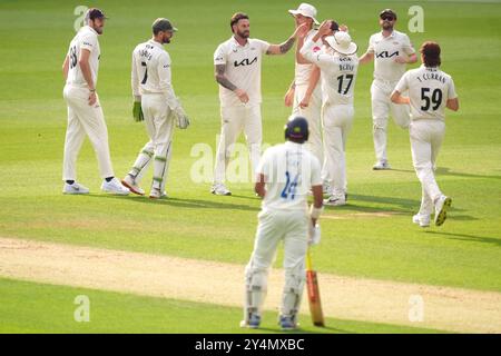 Jordan Clark de Surrey (au centre) célèbre le guichet d'Alex Lees de Durham (non représenté) pendant la troisième journée du match du Vitality County Championship au Kia Oval de Londres. Date de la photo : jeudi 19 septembre 2024. Banque D'Images