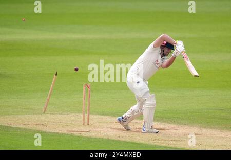 Alex Lees de Durham est éliminé par Jordan Clark de Surrey (non photographié) lors de la troisième journée du Vitality County Championship match au Kia Oval de Londres. Date de la photo : jeudi 19 septembre 2024. Banque D'Images