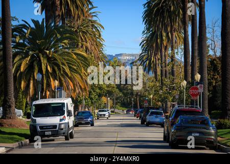 Los Angeles, États-Unis - 1er avril 2024 : vue panoramique du célèbre panneau Hollywood à travers les palmiers contre le ciel bleu Banque D'Images