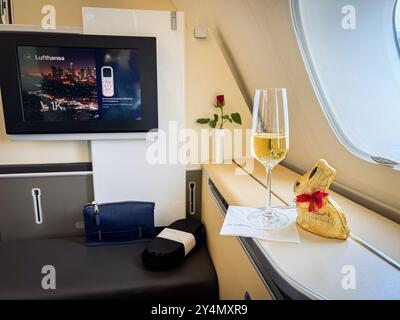 Munich, Allemagne - 29 mars 2024 : Lufthansa First Class Seat 1K dans un Airbus A380 avec lapin en chocolat de pâques Banque D'Images