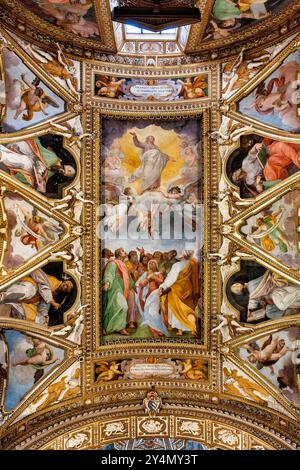 Fresque baroque de l'Ascension du Christ, entourée d'anges et de saints, sur le plafond de Chiesa di Santa Maria ai Monti, Rome, Italie Banque D'Images