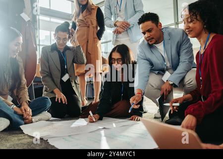 Un groupe diversifié de personnes participant à une séance de remue-méninges créative pendant un séminaire, discutant de nouvelles idées et stratégies. Banque D'Images