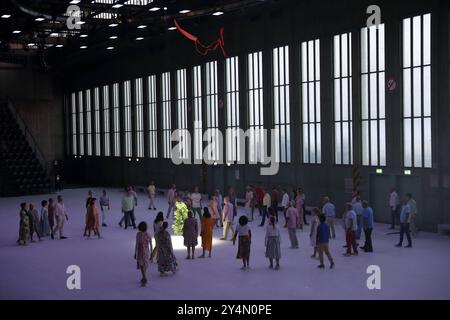 Ensemble während der Fotoprobe für die Inszenierung des Messias in der Komischen Oper im Hangar 4 des Flughafen Tempelhof à Berlin, 18. Septembre 2024. // Oratorium in drei Teilen von Georg Friedrich Händel. Musikalische Leitung George Petrou. Inszenierung Damiano Michieletto. Bühne Paolo Fantin. Kostüme Klaus bruns. Premiere ist AM 21. Septembre 2024. Komische Oper Berlin Flughafen Tempelhof Messias *** ensemble lors de la répétition photographique pour la production du Messie au Komische Oper dans le hangar 4 de l'aéroport Tempelhof de Berlin, 18 septembre 2024 Oratorio en trois parties de George Frideri Banque D'Images