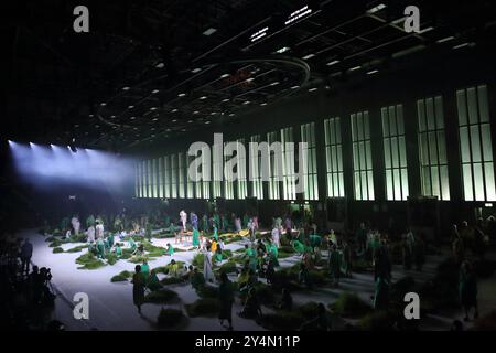 Ensemble während der Fotoprobe für die Inszenierung des Messias in der Komischen Oper im Hangar 4 des Flughafen Tempelhof à Berlin, 18. Septembre 2024. // Oratorium in drei Teilen von Georg Friedrich Händel. Musikalische Leitung George Petrou. Inszenierung Damiano Michieletto. Bühne Paolo Fantin. Kostüme Klaus bruns. Premiere ist AM 21. Septembre 2024. Komische Oper Berlin Flughafen Tempelhof Messias *** ensemble lors de la répétition photographique pour la production du Messie au Komische Oper dans le hangar 4 de l'aéroport Tempelhof de Berlin, 18 septembre 2024 Oratorio en trois parties de George Frideri Banque D'Images