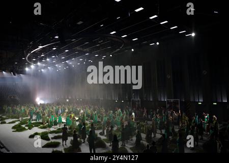 Ensemble während der Fotoprobe für die Inszenierung des Messias in der Komischen Oper im Hangar 4 des Flughafen Tempelhof à Berlin, 18. Septembre 2024. // Oratorium in drei Teilen von Georg Friedrich Händel. Musikalische Leitung George Petrou. Inszenierung Damiano Michieletto. Bühne Paolo Fantin. Kostüme Klaus bruns. Premiere ist AM 21. Septembre 2024. Komische Oper Berlin Flughafen Tempelhof Messias *** ensemble lors de la répétition photographique pour la production du Messie au Komische Oper dans le hangar 4 de l'aéroport Tempelhof de Berlin, 18 septembre 2024 Oratorio en trois parties de George Frideri Banque D'Images