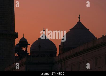 Agra, Uttar Pradesh / Inde - 17 novembre 2011 : vue architecturale du Taj Mahal au crépuscule. Banque D'Images