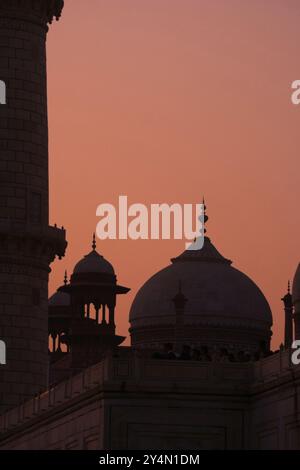 Agra, Uttar Pradesh / Inde - 17 novembre 2011 : vue architecturale du Taj Mahal au crépuscule. Banque D'Images