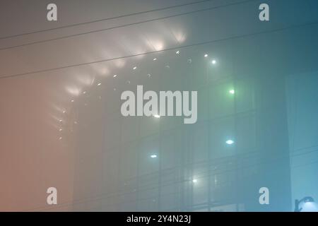 Agra, Uttar Pradesh / Inde - 22 novembre 2011 : Une vue de l'éclairage coloré d'un bâtiment la nuit en saison hivernale brumeuse. Banque D'Images