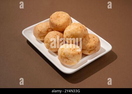 Pile de PAO brésilienne de queijo mineiro, fond brun Banque D'Images