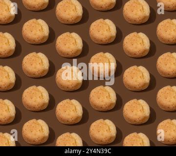 Modèle de nourriture avec des brioches au fromage brésilien sur le fond brun Banque D'Images