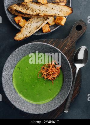 Soupe de crème de brocoli frais dans un bol Banque D'Images