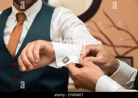 Gros plan d'un marié se préparant le jour de son mariage. Flou de mise au point Banque D'Images