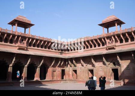 AGRA, UTTAR PRADESH / INDE - 9 FÉVRIER 2012 : Un beau travail de sculpture en pierre détalée fait sur le mur et les piliers dans le palais d'Akbar ou Jahangir ier Banque D'Images