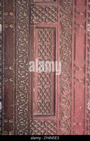 AGRA, UTTAR PRADESH / INDE - 9 FÉVRIER 2012 : Un beau travail de sculpture en pierre détalée fait sur le mur et les piliers dans le palais d'Akbar ou Jahangir ier Banque D'Images