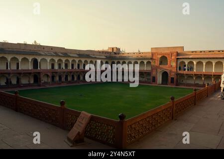 AGRA, UTTAR PRADESH / INDE - 9 FÉVRIER 2012 : terrasse au bord de la rivière dans le fort d'Agra. Banque D'Images