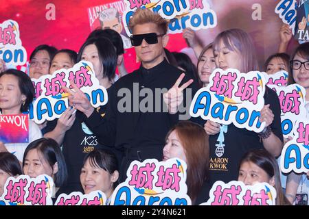 Aaron Kwok de la chanteuse de Hong Kong pose avec les fans pour promouvoir le concert "ICONIC" lors d'une conférence de presse à Taipei le 19 septembre 2024. Banque D'Images