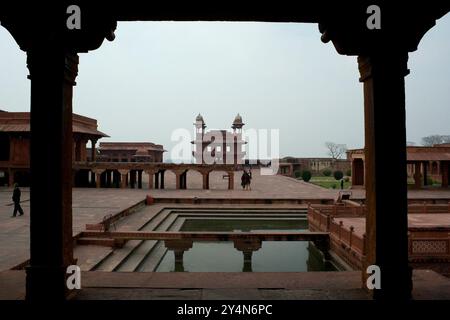 Agra, Uttar Pradesh / Inde - 7 février 2012 : L'Anup Talao dans la cour du palais Jodhabai à Fatehpur Sikri, Agra. Banque D'Images