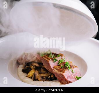 Délicieux médaillons de bœuf avec champignons et purée de pommes de terre Banque D'Images