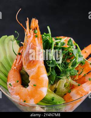 morceaux de crevettes et d'avocat dans un verre à martini Banque D'Images