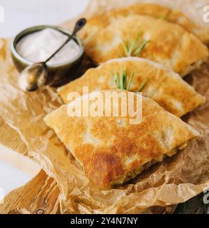 Délicieuses tartes filo avec du poulet, des épinards et de la feta gros plan sur la table Banque D'Images