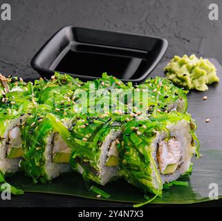 Rouleaux de sushi avec fruits de mer et salade de chuka Banque D'Images