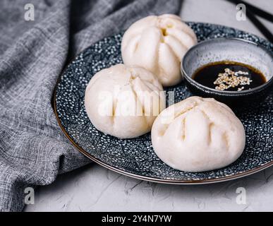 Petits pains de porc cuits à la vapeur, dim sum chinois Banque D'Images