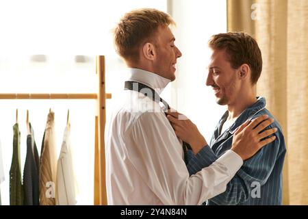 Un joyeux couple gay en pyjama profite d'une matinée sereine remplie d'amour et de rire dans leur maison confortable. Banque D'Images