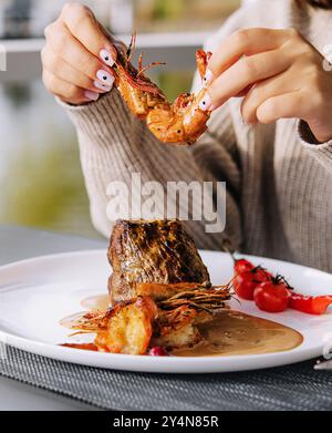 Filet mignon aux crevettes et verre de vin Banque D'Images