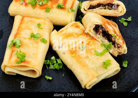 Délicieuses crêpes frites farcies de foie de bœuf sur une assiette. Gros plan. Banque D'Images