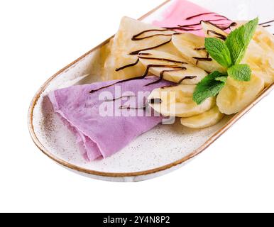 crêpes aux myrtilles et aux framboises avec bananes et crème au chocolat Banque D'Images