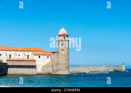 Église notre-Dame-des-Anges ou notre-Dame des Anges et phare à Collioure ou Cotlliure, village de pêcheurs de France Banque D'Images
