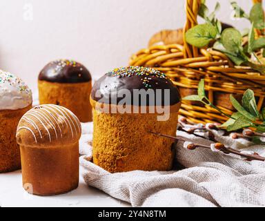 Gâteau de pâques ukrainien au chocolat et à la vanille sur une serviette Banque D'Images