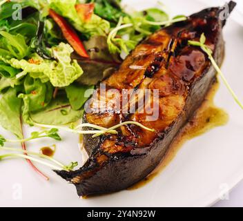 Saumon poêlé dans une sauce teriyaki sur une assiette Banque D'Images