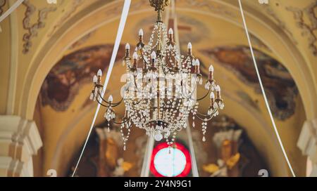 Lustre élégant suspendu au plafond d'une église Banque D'Images