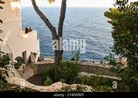 Vue surélevée sur le jardin en terrasses du Musée Océanographique, surplombant la mer, avec des gens en hiver, Monaco ville, Principauté de Monaco Banque D'Images