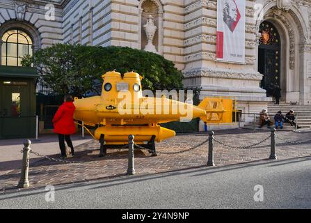 Sous-marin jaune biplace Anorep I, créé pour rechercher le corail rouge en Méditerranée, devant le Musée Océanographique, Monaco ville Banque D'Images