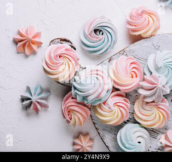 Meringue multicolore sur plateau en bois vue de dessus Banque D'Images