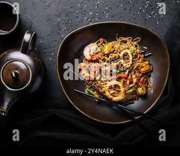 Wok épicé asiatique avec nouilles, crevettes et légumes Banque D'Images