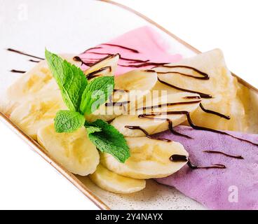 crêpes aux myrtilles et aux framboises avec bananes et crème au chocolat Banque D'Images