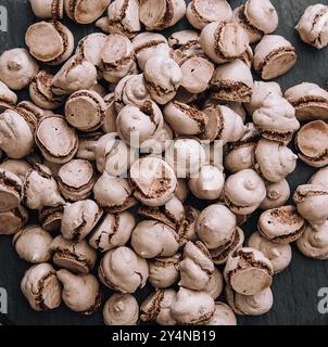 Meringues au chocolat éparpillées sur la table Banque D'Images