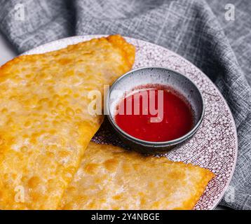 Burekas frits avec remplissage sur plaque de pierre Banque D'Images