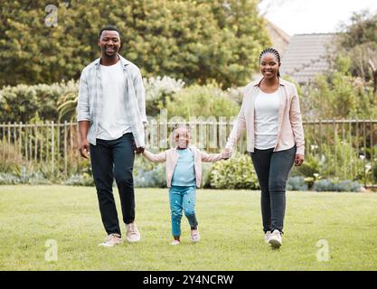 Famille noire, marche et plein air avec enfant, portrait et Nigeria pour l'amour dans la relation. Les gens, les parents et se tenant la main avec la fille pour le soutien Banque D'Images