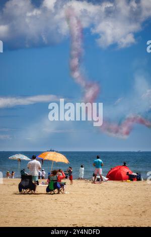 De la fumée reste dans l'air de la performance de l'équipe de voltige Frecce Tricolori de l'armée de l'air italienne à Virginia Beach, en Virginie. Banque D'Images