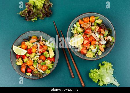 Délicieuse salade avec légumes frais et fruits de mer sur une assiette. Vue de dessus. Banque D'Images