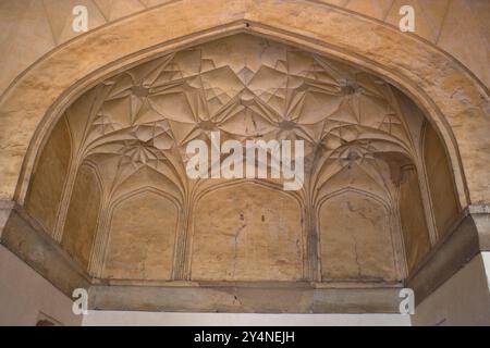 Agra, Uttar Pradesh / Inde - 8 février 2012 : détail architectural autour du cénotaphe de la tombe d'Akbar. Banque D'Images