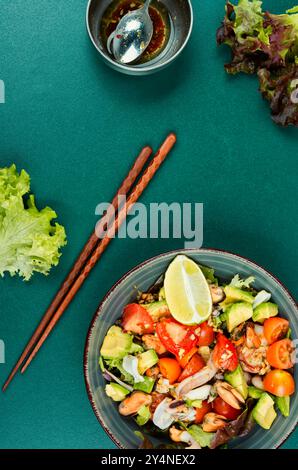 Délicieuse salade avec légumes frais et fruits de mer sur une assiette. Nourriture saine. Banque D'Images