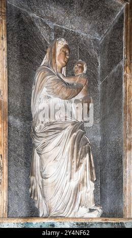 Statue de Vierge Marie au-dessus du sarcophage, Raphaël Lorenzo Credi. Panthéon, Rome. Italie Banque D'Images