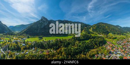 Vue aérienne de l'emplacement passion Play Oberammergau dans le parc naturel des Alpes d'Ammergau Banque D'Images